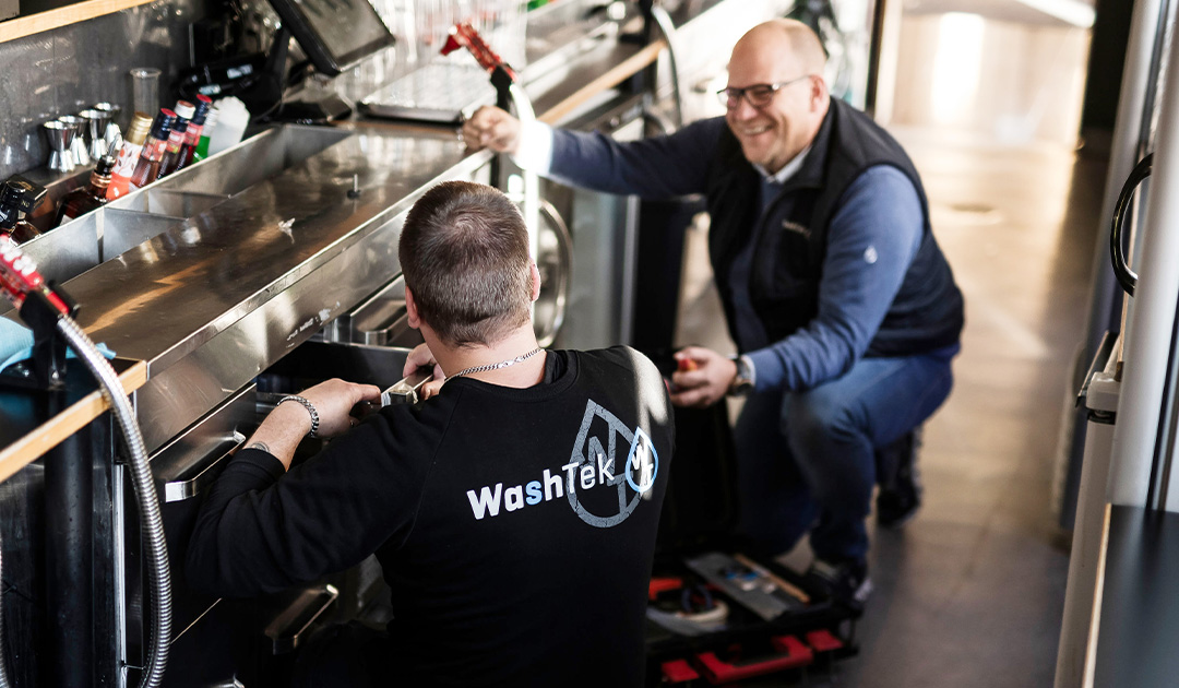 washstek-servicetekniker Servicetekniker som jobbar i storkök